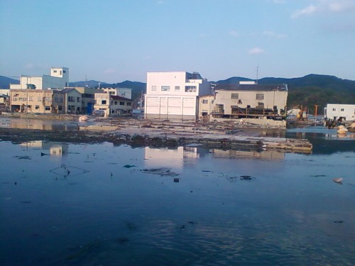 <地盤沈下によって水の引かない気仙沼港>