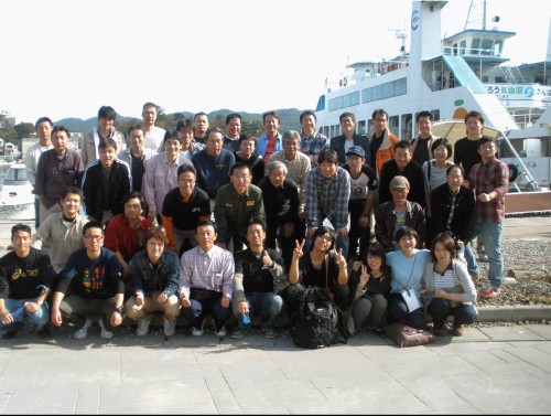 <島を出発する前の仲間との記念写真>