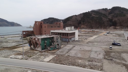 横倒しのままの建物