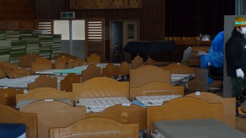 運び込んだ病床用ベッド