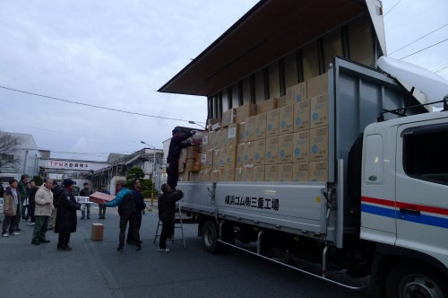 トラック満タンに積み込まれた支援物資